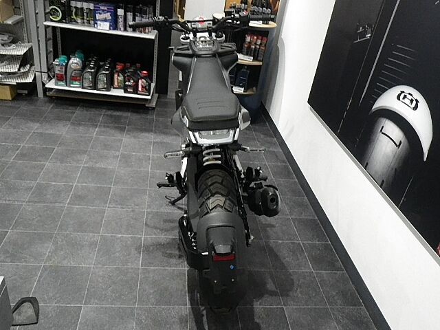 ハスクバーナ SVARTPILEN 250